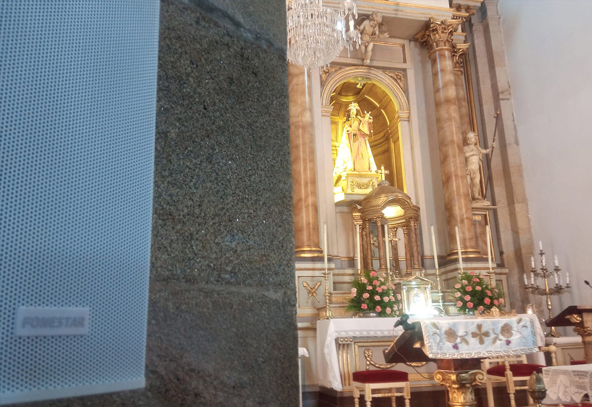 Columnas de sonido en la iglesia Peregrina de Pontevedra