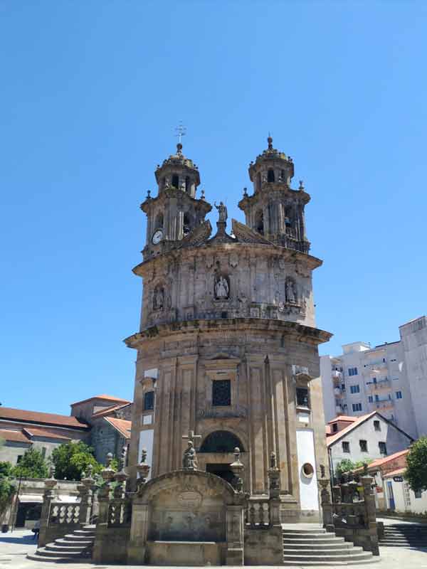 Columnas de sonido en la iglesia Peregrina de Pontevedra