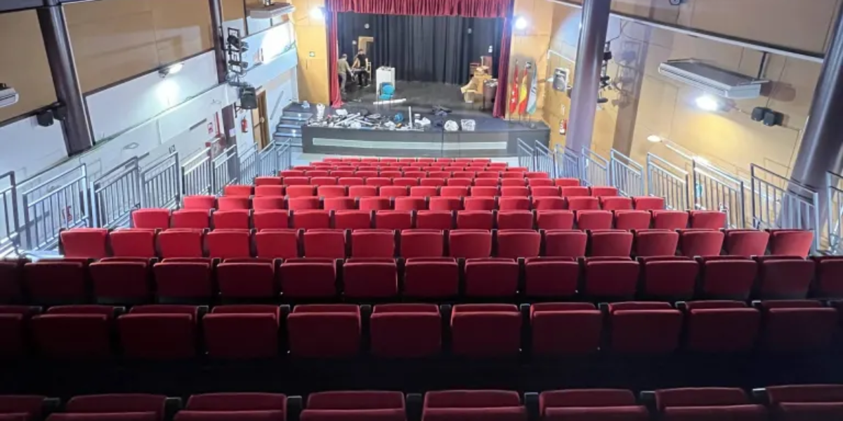 Fonestar-SALON DE ACTOS AYTO. NAVACERRADA- Soluciones de audio profesional para administraciones y organismos